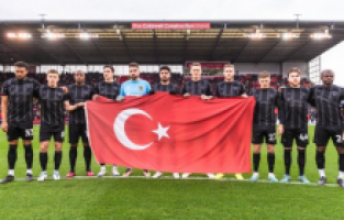 Acun Ilıcalı'nın sahibi olduğu Hull City sahaya Türk bayrağıyla çıktı