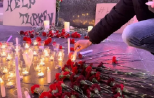 Depremde hayatını kaybedenler için Times Meydanı'nda anma töreni