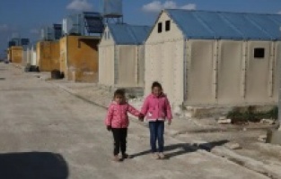 Ikea, depremzedelere kolay kurulabilen acil durum evleri gönderdi