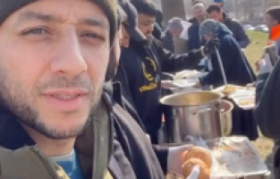 İsveçli şarkıcı Maher Zain, depremzedelere yemek dağıttı