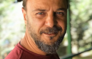 Ogün Kaptanoğlu bir vatandaşı enkazdan çıkardı