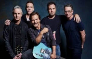 Pearl Jam, depremzedelere yardım için İstanbul konserinin afişini imzalayacak