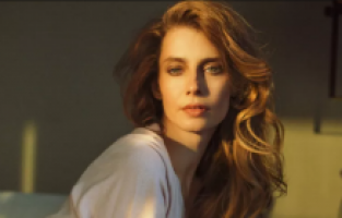 Tuba Ünsal'dan depremzede hayvanlara yardım