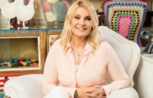 Derya Baykal'dan depremzede çocuklara destek