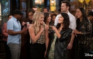 "How I Met Your Father" aşk dolu bir sezonla Disney Plus'ta