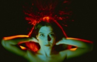 "Karanlıkta Kadınlar Sarı Görünür" izleyiciyle buluştu