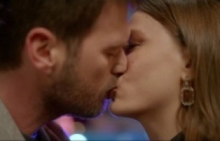 Serenay Sarıkaya ve Kıvanç Tatlıtuğ'un öpüşme sahnesine yorum yağdı