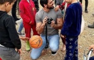 Ünlü oyuncu Michele Morrone deprem bölgesinde