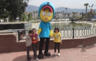 Acun Ilıcalı ve Varol Yaşaroğlu Kral Şakir’i bu kez İskenderun’daki depremzede çocuklarla buluşturdu!