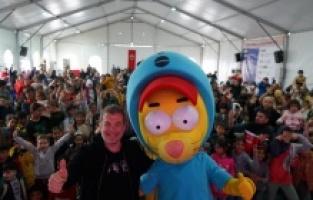 Acun Ilıcalı ve Varol Yaşaroğlu Kral Şakir’i bu kez Malatya’daki depremzede çocuklarla buluşturdu!