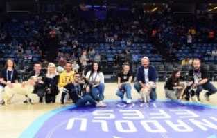 Anadolu Efes, depremzede köpekleri AS Monaco maçında ağırladı