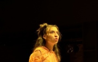 Karanlıkta Kadınlar Sarı Görünür izleyicisiyle buluşmaya hazırlanıyor