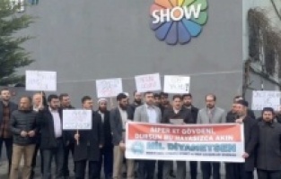 Show TV'nin önünde Kızılcık Şerbeti'ne karşı protesto: "Edep yahu"