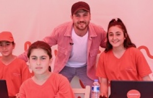 Aras Bulut İynemli Kahramanmaraş’ta çocuklarla buluştu