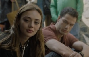 Aslı acısını atlatmak için arkadaşlarına ve dışarıya yöneliyor