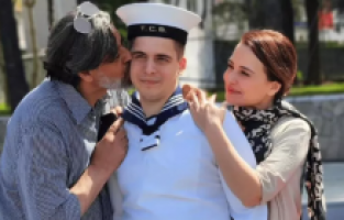 Deniz Uğur'un oğlu Engin Deniz Sunat askere gitti