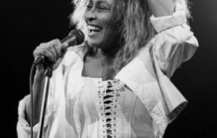 Dünyaca ünlü şarkıcı Tina Turner yaşamını yitirdi