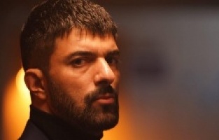 Engin Akyürek zirveden inmiyor!