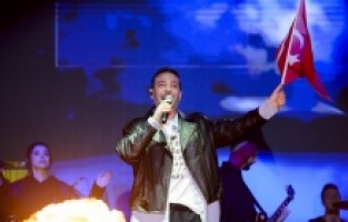 Gençler, Oğuzhan Koç'un şarkılarıyla coştu