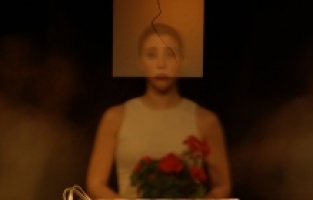 Küçük Bir Rica oyunu Dila Yağcı’nın tek kişilik performansıyla Zorlu PSM’de!