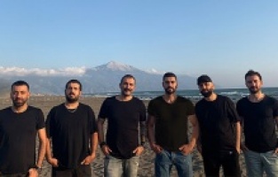 Mengene’nin yeni şarkısı “Kokmuşlar Mezarlığı” yayında!