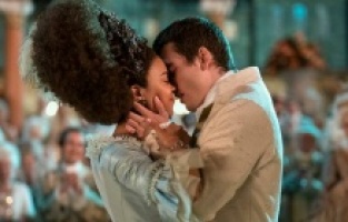 Netflix, Queen Charlotte dizisindeki 'ateşli sahneler' için uyardı