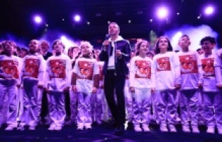 Oğuzhan Koç çocuklarla birlikte sahne aldı!