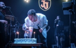 Oğuzhan Koç’a sahnede doğum günü sürprizi