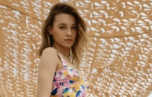 Dönence’nin 'Gece’si Sümeyye Aydoğan objektif karşısına geçti