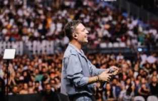 Oğuzhan Koç'un klibinde oynayan Kübrasu Türkeri konserinde de dans etti