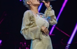 Yıldız Tilbe konser esnasında peruğunu çıkardı!