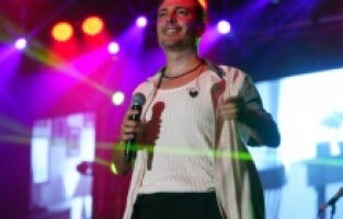 Oğuzhan Koç hayranlarının hediye ettiği gömleği giydi!