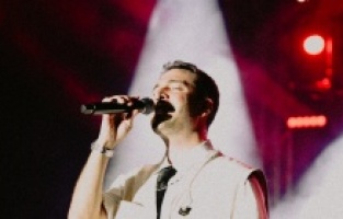 Oğuzhan Koç, sahnede Zafer Bayramı’nı kutladı