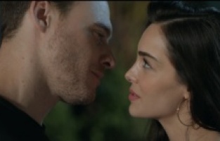 Ya Çok Seversen’de Ateş ve Leyla’nın yakınlaştığı sahneler çok konuşulacak