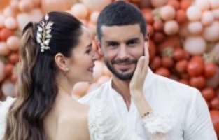 Berk Oktay'dan, Yıldız Çağrı Atiksoy’a romantik kutlama