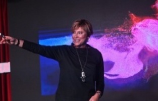 Elif Dağdeviren “Erkeklik Sizde Kalsın!”la kadınlık anayasasını duyuruyor