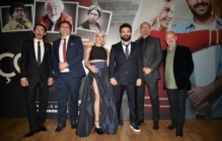 "Çok Aşk" dolu gala  hem güldürdü hem hüzünlendirdi