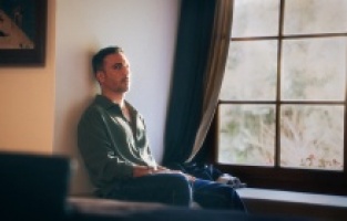 Oğuzhan Koç “Engeli Kaldır”la sosyal medya aşklarına atıf yapıyor