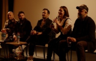 "Ölümlü Dünya"nın oyuncuları serinin ilk filmini seyirciyle birlikte izledi