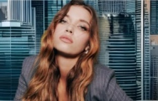 Afra Saraçoğlu sosyal medyanın zirvesinde