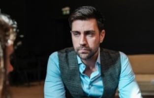 Çağlar Ertuğrul bu kez tiyatro sahnesinde