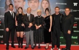 "Güneşi Beklerken Simitçi" filminin galası yapıldı