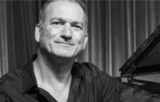 Kerem Görsev: "Sahne bir müzikal, bir pandomidir"