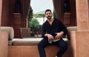 Akın Akınözü Marakeş'te