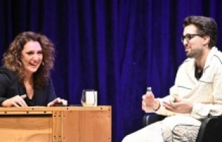 Madem paranı verdik öpüşelim olmasın!