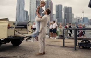 Glen Powell, Senden Başka’nın çekiminde köpekbalıkları ile yüzdü!