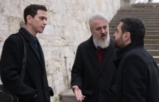 Tahir kızlarını kurtarmak için harekete geçer