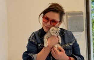 Deniz Seki yavru kedi sahiplendi!