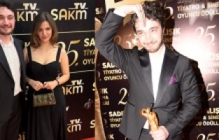 Burak Dakak'ın ödül sevinci!