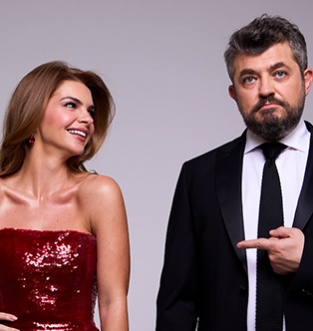 Pelin Karahan sahneye indi, maskeler düştü